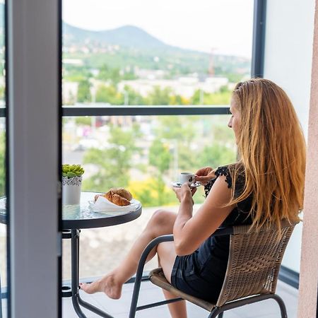 Sweet Home Apartman , 30Sqm Studio, Free Private Parking, Mountain View, Balcony, 20 Min From Downtown 布达佩斯 外观 照片