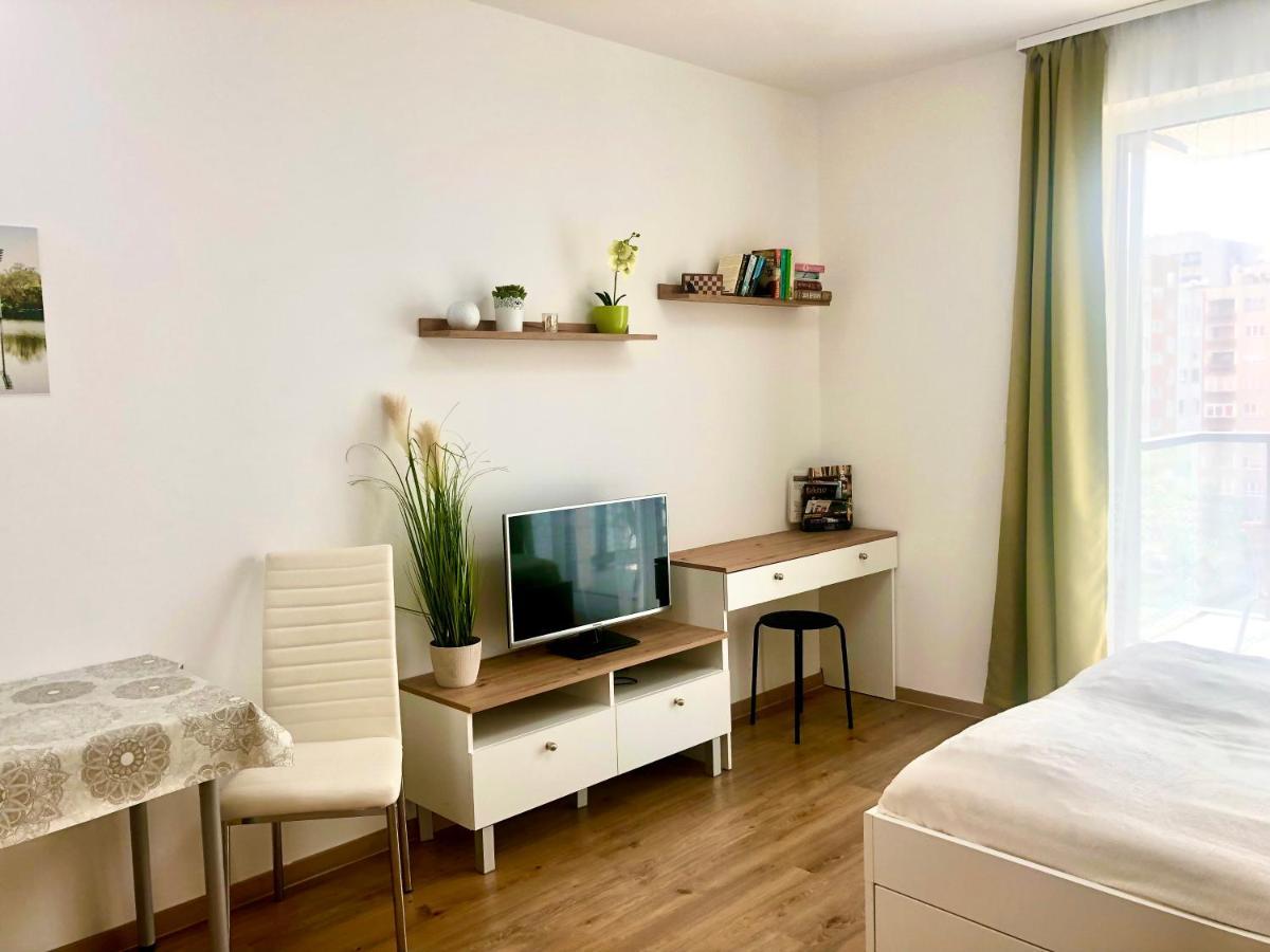 Sweet Home Apartman , 30Sqm Studio, Free Private Parking, Mountain View, Balcony, 20 Min From Downtown 布达佩斯 外观 照片