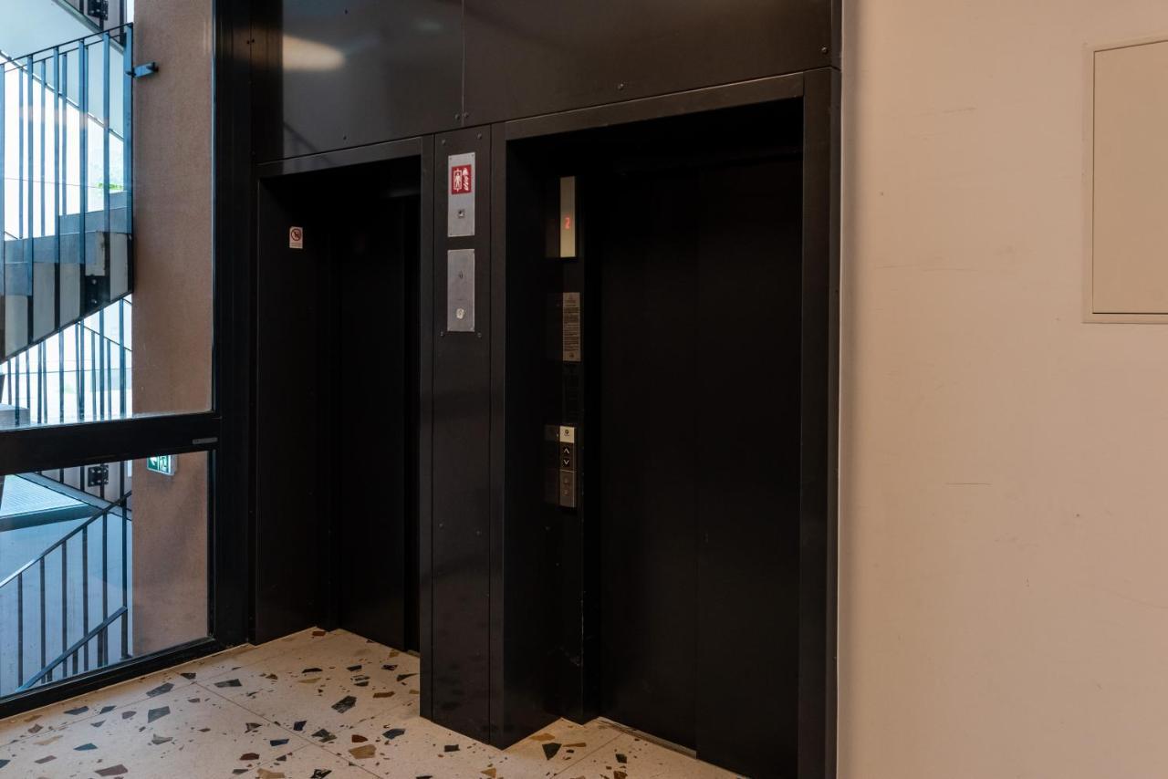 Sweet Home Apartman , 30Sqm Studio, Free Private Parking, Mountain View, Balcony, 20 Min From Downtown 布达佩斯 外观 照片