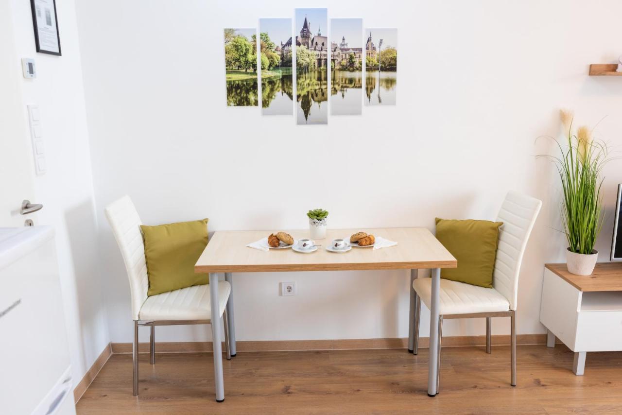 Sweet Home Apartman , 30Sqm Studio, Free Private Parking, Mountain View, Balcony, 20 Min From Downtown 布达佩斯 外观 照片