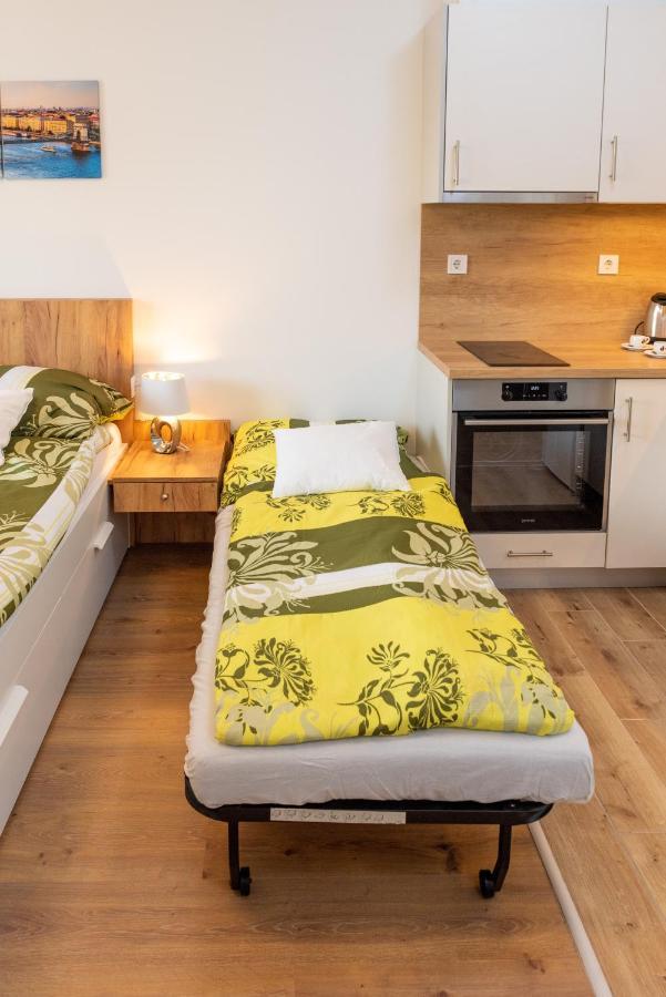 Sweet Home Apartman , 30Sqm Studio, Free Private Parking, Mountain View, Balcony, 20 Min From Downtown 布达佩斯 外观 照片