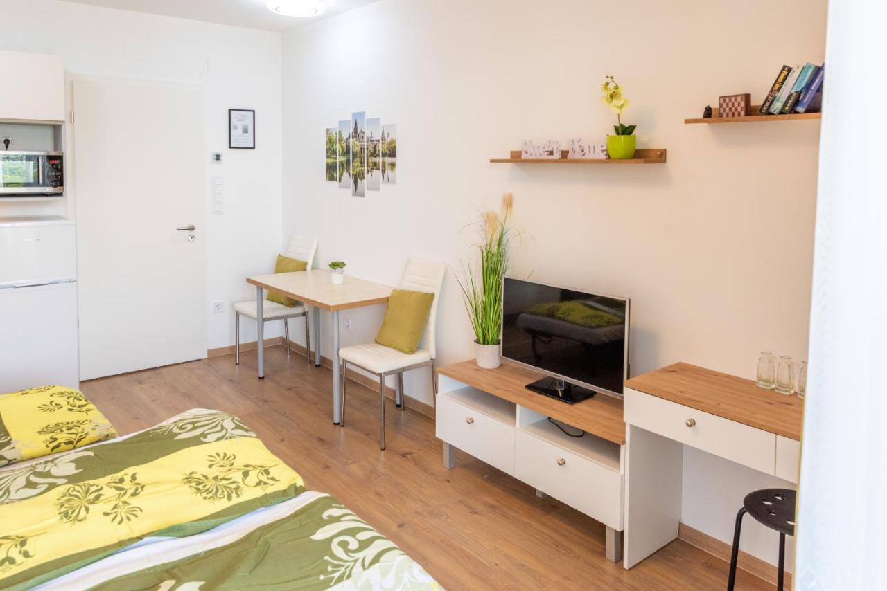 Sweet Home Apartman , 30Sqm Studio, Free Private Parking, Mountain View, Balcony, 20 Min From Downtown 布达佩斯 外观 照片